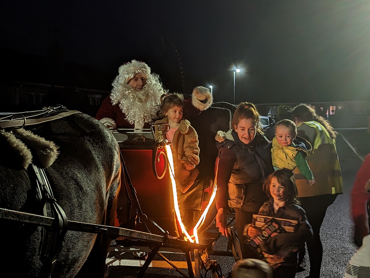 Santa Visits Killen 2022 - Claremount Drive   (7)